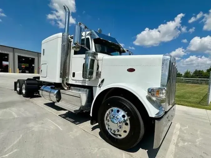 2023 Peterbilt 389