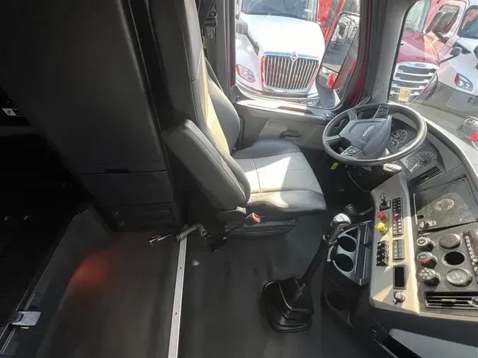 2019 FREIGHTLINER CA126