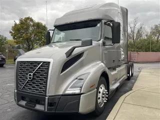 2021 VOLVO VNL64T760