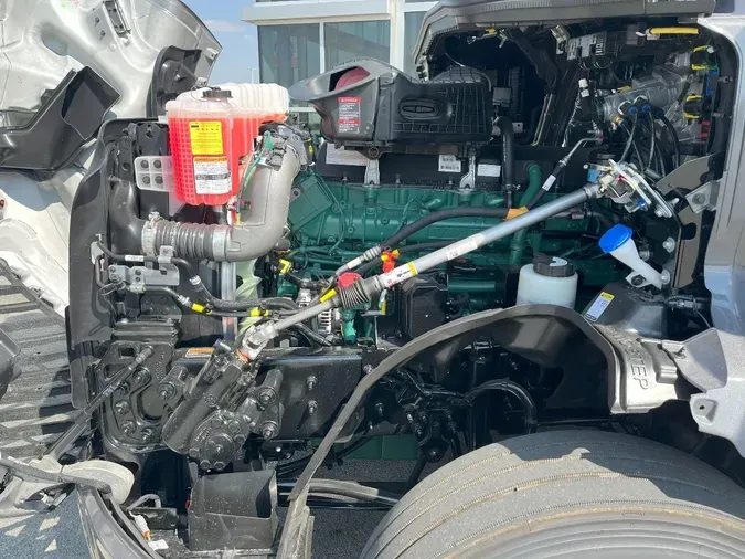 2026 VOLVO VNL64T300