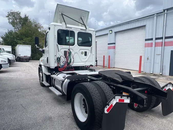 2015 FREIGHTLINER/MERCEDES CASCADIA 113