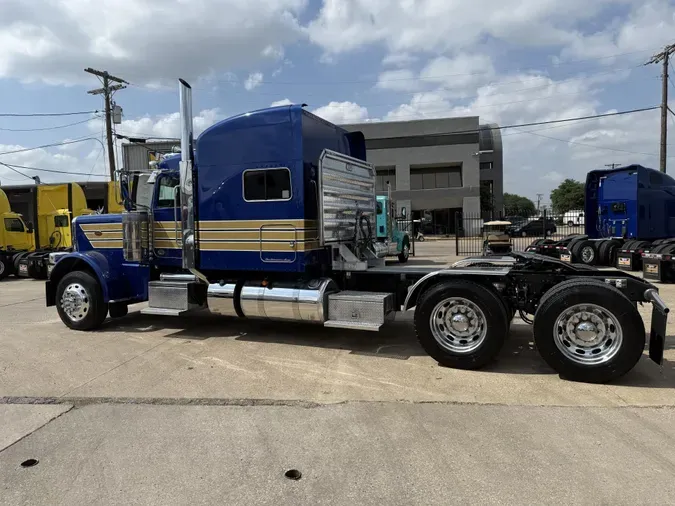 2022 Peterbilt 389