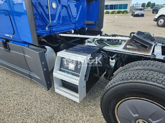 2019 FREIGHTLINER Cascadia 126