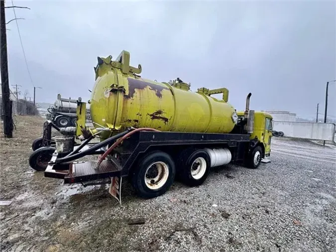 1997 PETERBILT 320