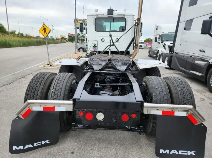 2017 MACK CXU613