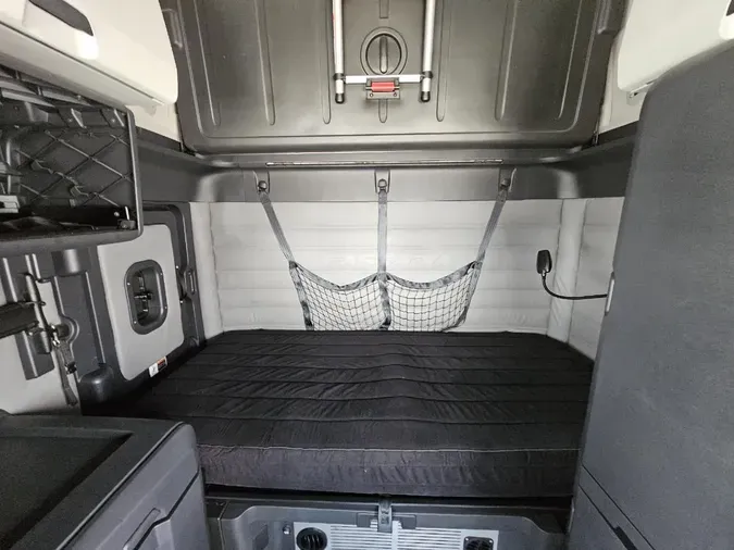 2021 FREIGHTLINER CASCADIA CA126