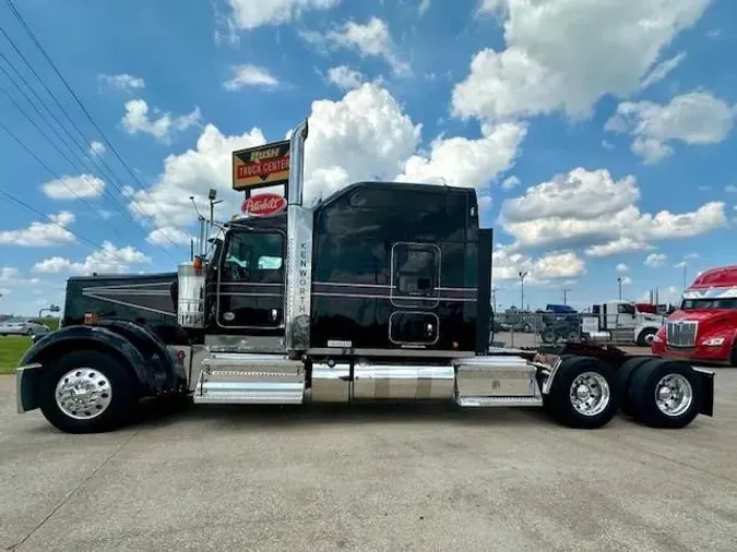 2022 Kenworth W900L