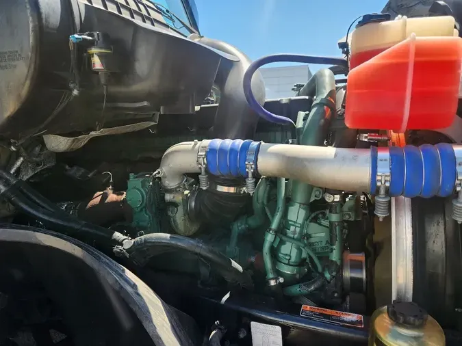 2021 VOLVO VNL64T760