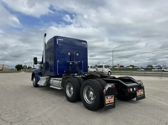 2022 Kenworth W990