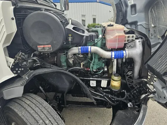 2021 VOLVO VNL64T760