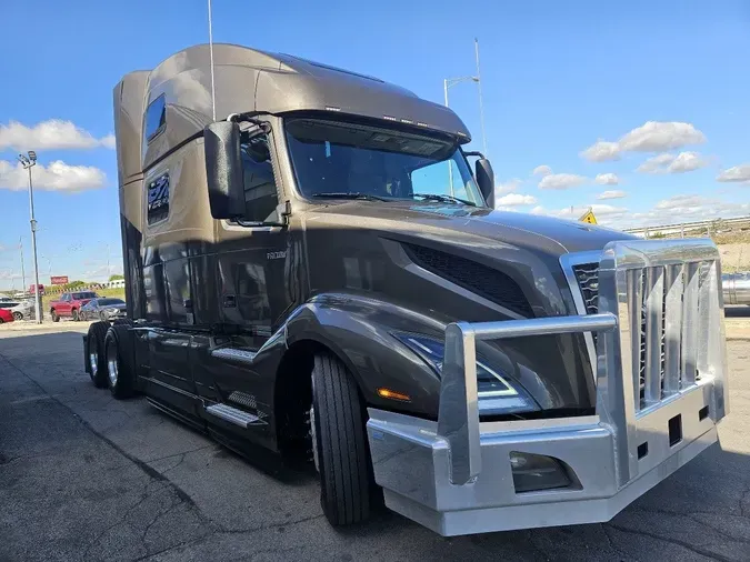2025 VOLVO VNL64T860