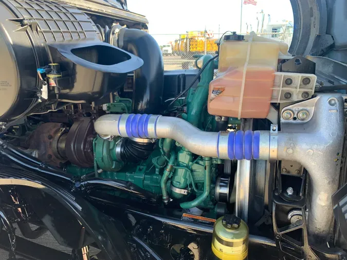 2020 VOLVO VNL64T760