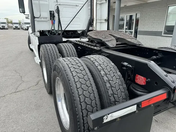 2021 VOLVO VNL64T760