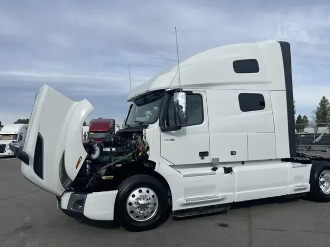 2023 VOLVO VNL64T760