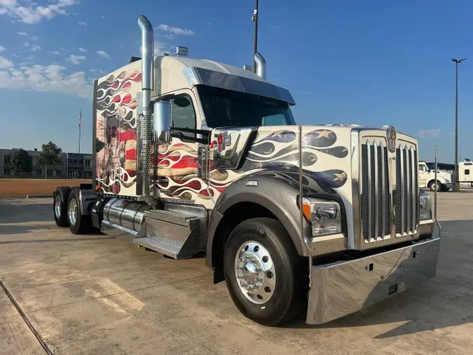 2023 Kenworth W990