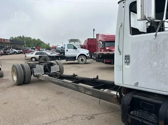 2001 INTERNATIONAL 4900
