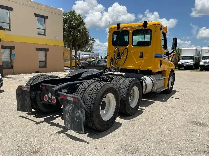 2017 Freightliner X12564ST