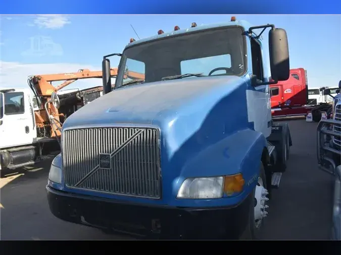 1999 VOLVO VNM64T200