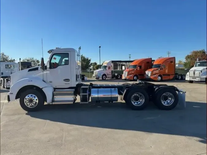 2025 Kenworth T880