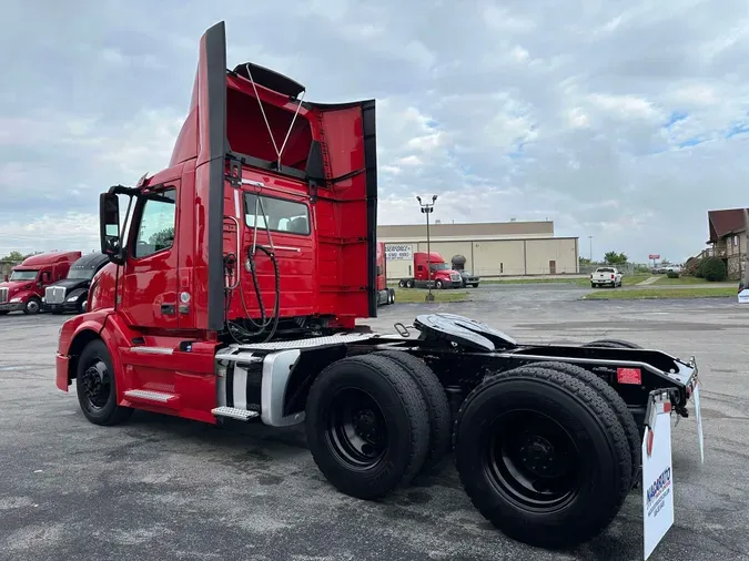 2018 VOLVO VNL64T300