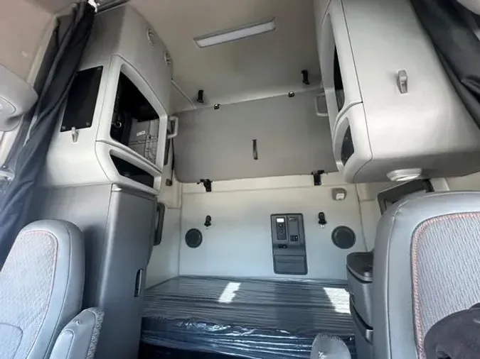 2022 Volvo VNL64T760
