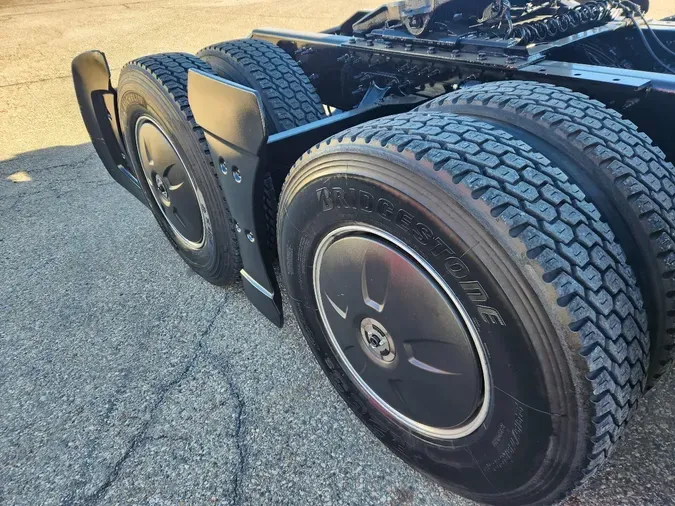 2022 VOLVO VNL64T740