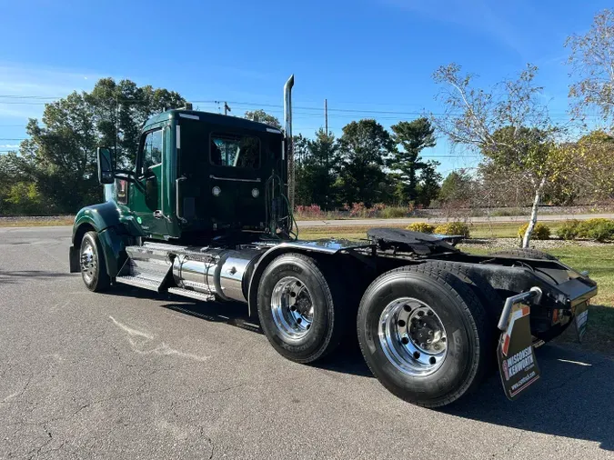 2022 Kenworth W990