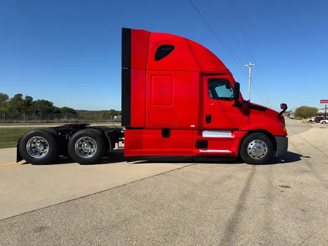 2023 FREIGHTLINER Cascadia 126