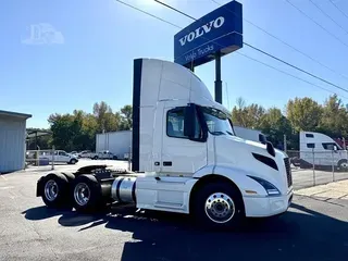 2026 VOLVO VNR64T300