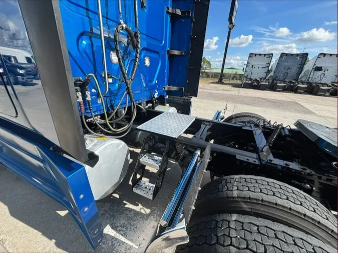 2021 Freightliner Cascadia 126