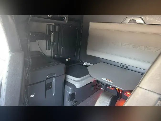 2021 Freightliner Cascadia 126