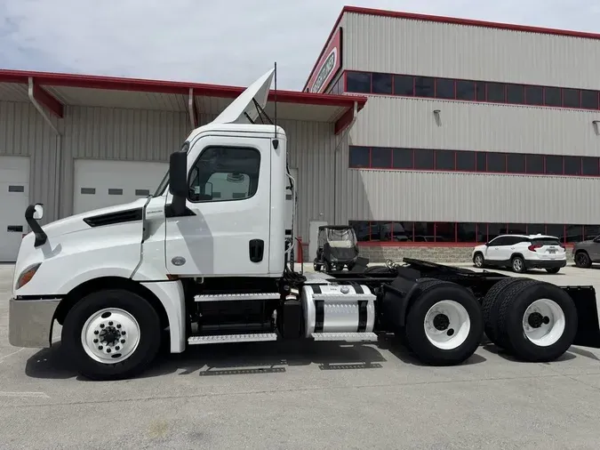 2020 Freightliner CASCADIA 126