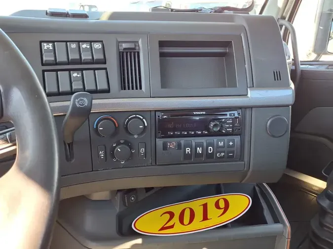 2019 VOLVO VNL64T-300