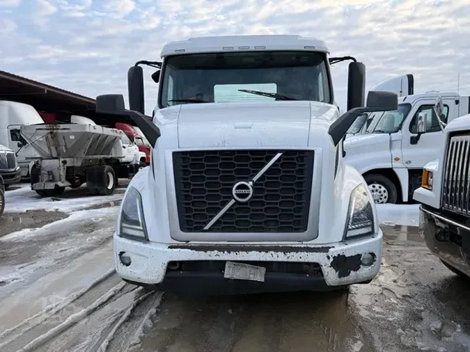 2018 VOLVO VNR64T300