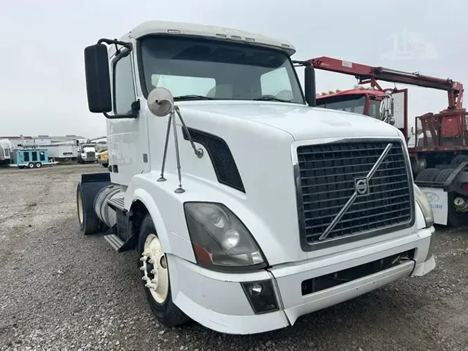 2011 VOLVO VNL42T300