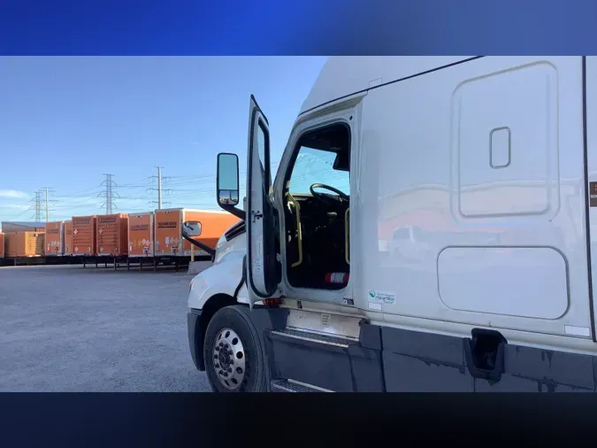 2022 Freightliner Cascadia 126