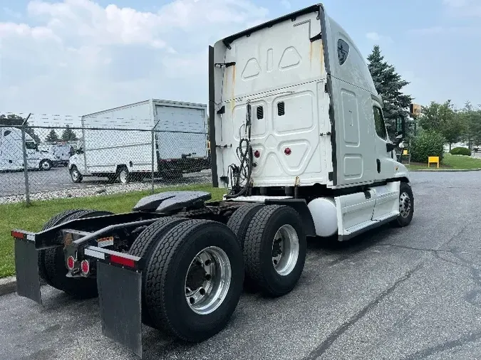 2016 Freightliner X12564ST