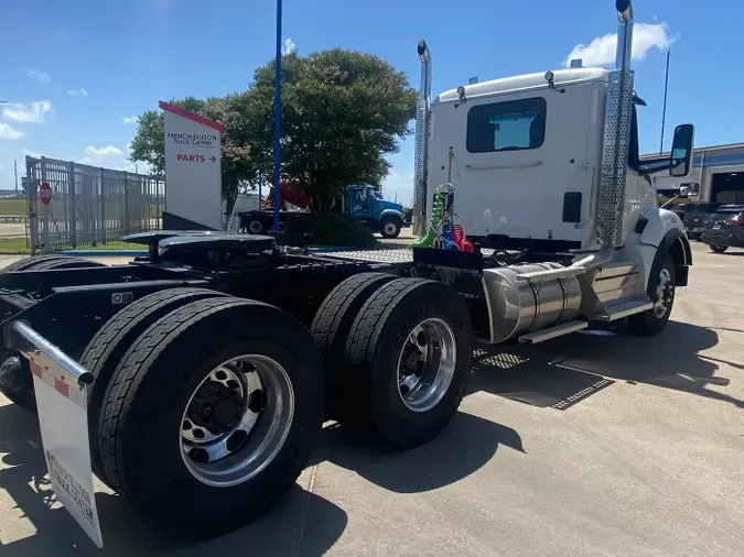 2025 Kenworth T880