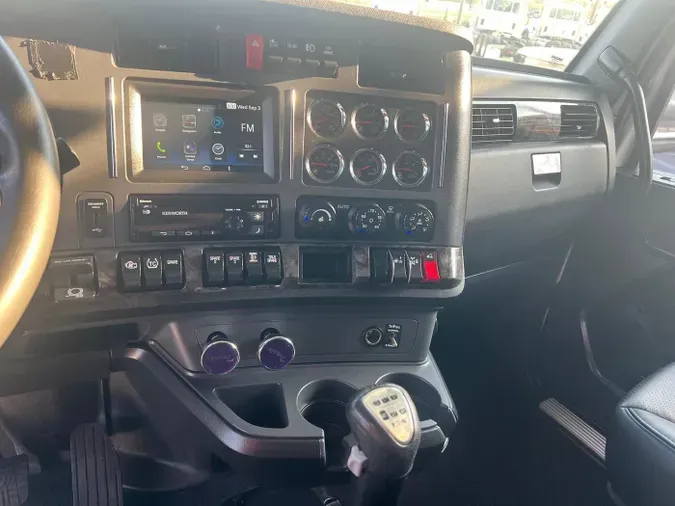 2023 Kenworth W990