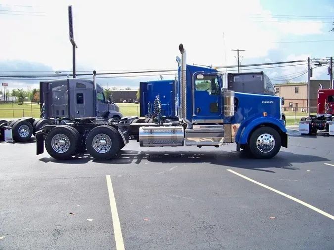 2025 Kenworth W900L