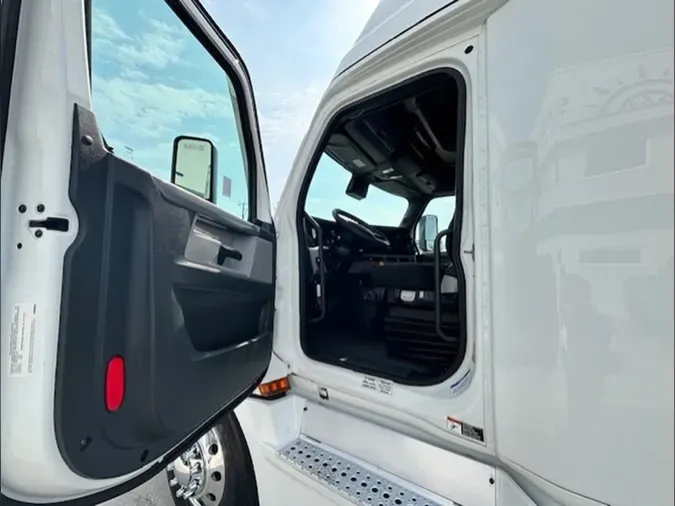 2022 FREIGHTLINER CASCADIA 126