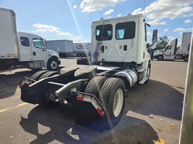 2015 FREIGHTLINER/MERCEDES CASCADIA 113