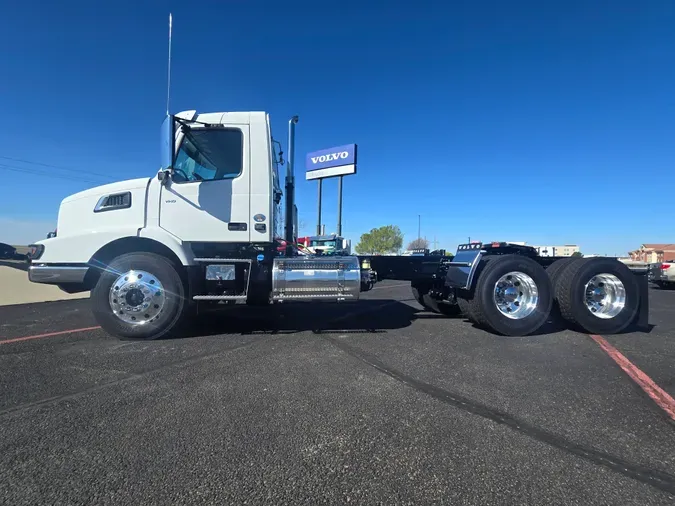 2025 VOLVO VHD64BT300