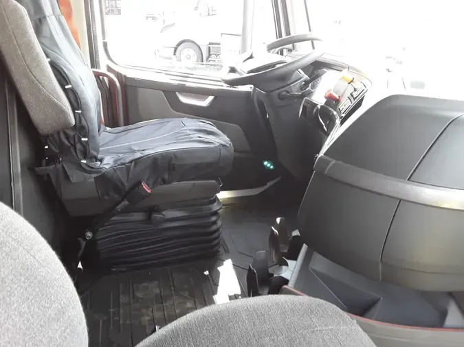 2021 VOLVO VNL64T-760