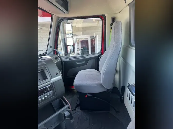 2020 VOLVO VNR64T300