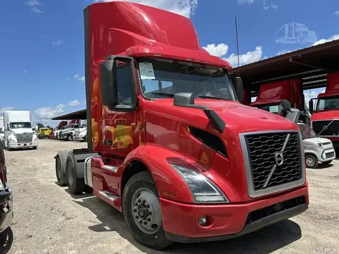 2019 VOLVO VNR64T300