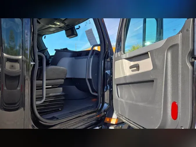 2021 Freightliner Cascadia 126
