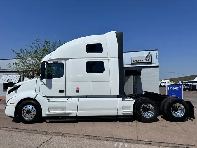 2025 VOLVO VNL64T860