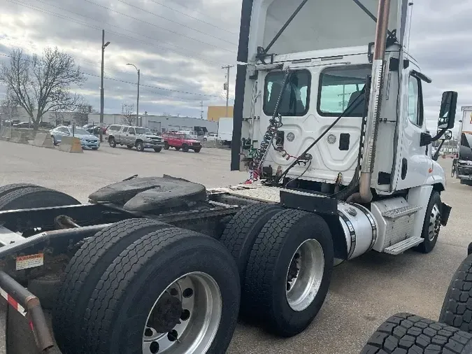 2017 Freightliner X12564ST