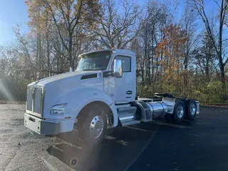 2025 Kenworth T880